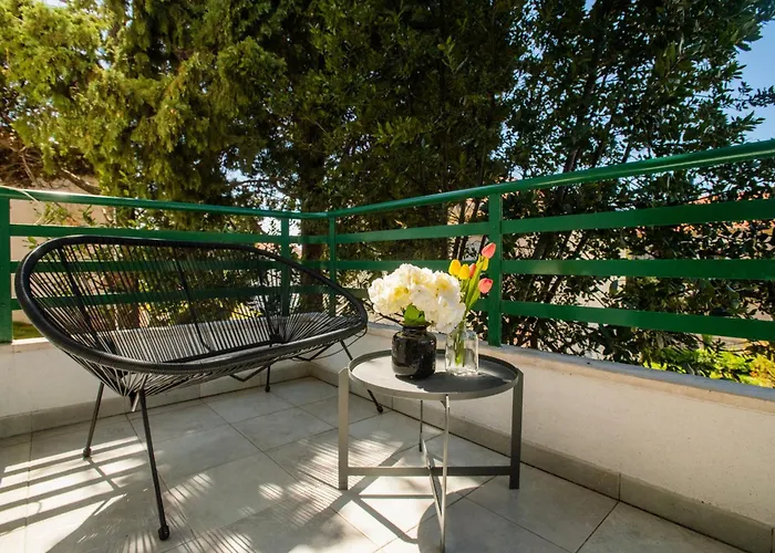 White House Luxury - Center, Near & Parking