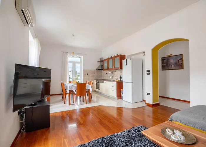 White House Luxury - Center, Near & Parking